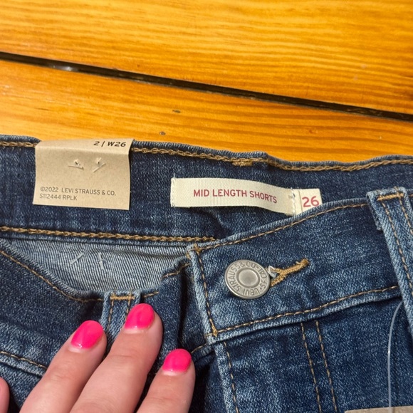 NWT Levi's Dark Blue mid-rise Jean Shorts size 26 - Picture 3 of 4